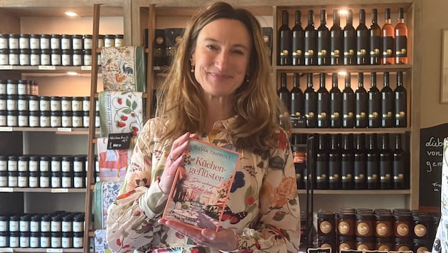 Autorin Silvia Trippolt mit ihrem Bestseller „Küchengeflüster“