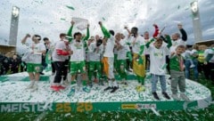 Ausgelassene Feier nach dem fixierten Titel! 