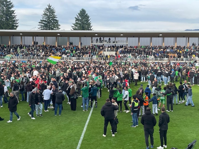 Nach dem Schlusspfiff wurde der Rasen von hunderten Fans gestürmt.