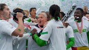 Lustenau-Trainer Markus Mader und seine Spieler im ersten Aufstiegsjubel nach dem Sieg gegen ...