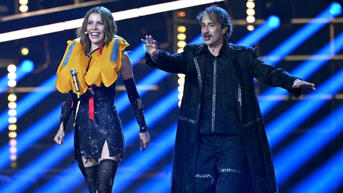 Mit einer chaotischen „Wasted Love“-Performance eröffneten Victoria Swarovski und Michael ...