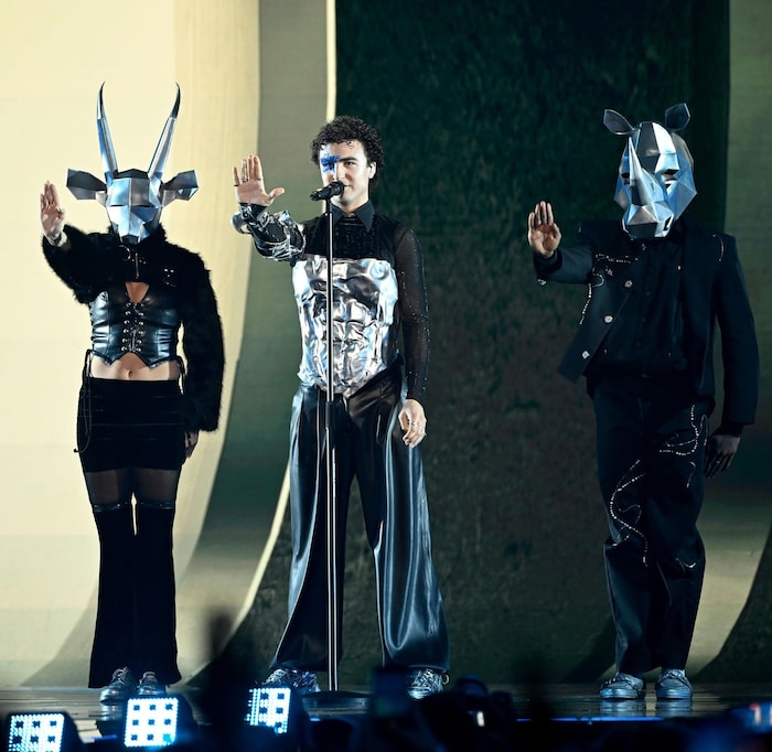 And performed “Tanzschein.” The fans in the hall and watching on TV were blown away!