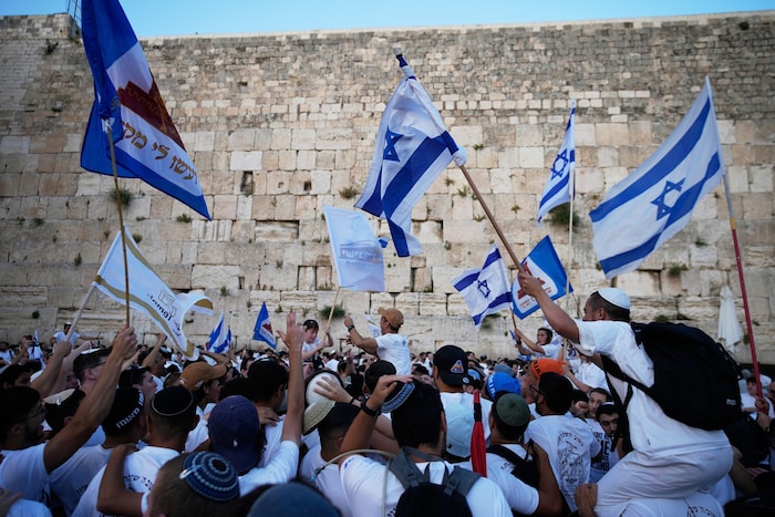 Die Teilnehmer des Marsches schwenkten israelische Flaggen.