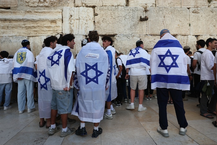 Israelis beteten auf dem Platz vor der Klagemauer.