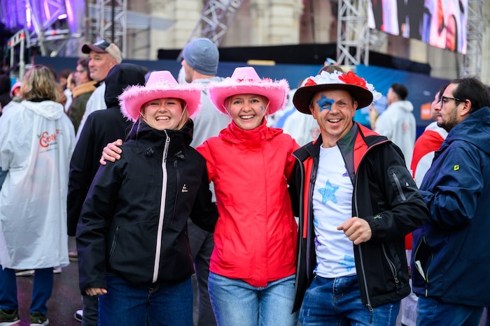 Diese Fans ließen sich am Donnerstag die Laune vom schlechten Wetter nicht vermiesen.