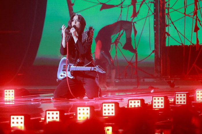 Veronica Fusaro took the stage with a guitar solo and rock-inspired sounds.