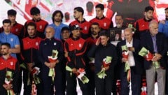 Ein teils martialischer Abschied für Irans WM-Auswahl in Teheran. 