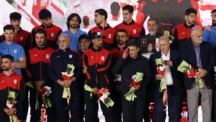 Ein teils martialischer Abschied für Irans WM-Auswahl in Teheran. 
