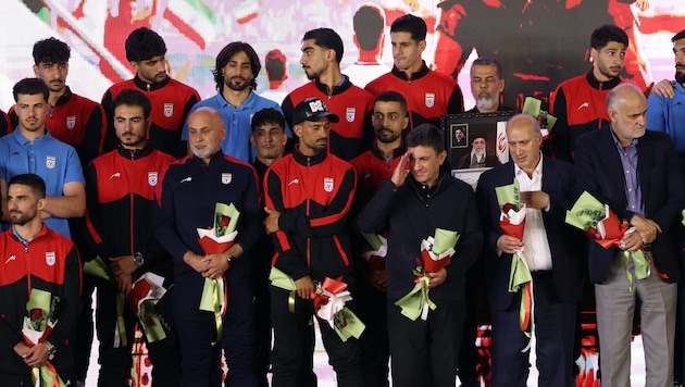 Ein teils martialischer Abschied für Irans WM-Auswahl in Teheran.