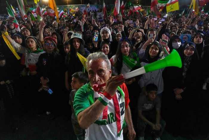 Zahlreiche Menschen bei der Verabschiedung der Fußball-Nationalmannschaft des Iran.