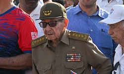 Kubas ehemaliger Präsident Raul Castro (Mitte) soll wegen eines Vorfalls im Jahr 1996 angeklagt ...
