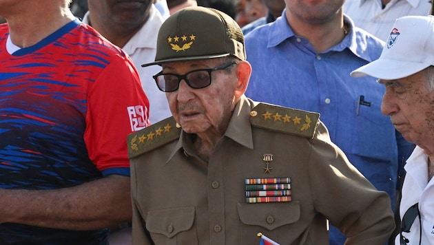 Kubas ehemaliger Präsident Raul Castro (Mitte) soll wegen eines Vorfalls im Jahr 1996 angeklagt ...