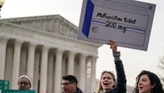 Der Oberste Gerichtshof in den USA hat den Versand der Abtreibungspille Mifepristone wieder ...
