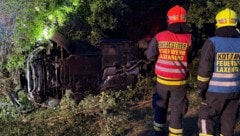Der Unfallwagen blieb in Seitenlage liegen.