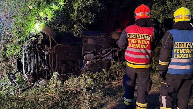 Der Unfallwagen blieb in Seitenlage liegen.
