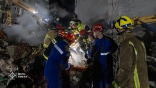 Seit der Nacht arbeiten Rettungskräfte unermüdlich in den Trümmern.