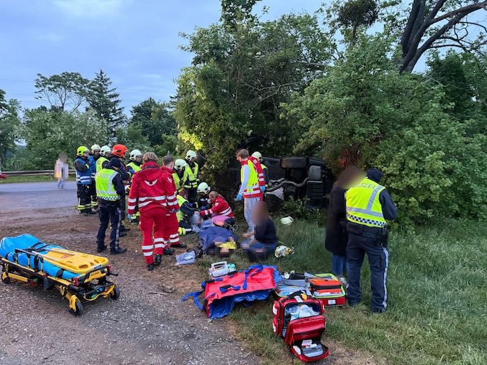 ⁣Sanitäter und Feuerwehrleute bargen die Verletzten.