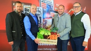 „Krone“-Besuch (v. li.): Christof Appler, Vize-Obmann der Gemüsebauern, Markus Gassler (Chef vom ...