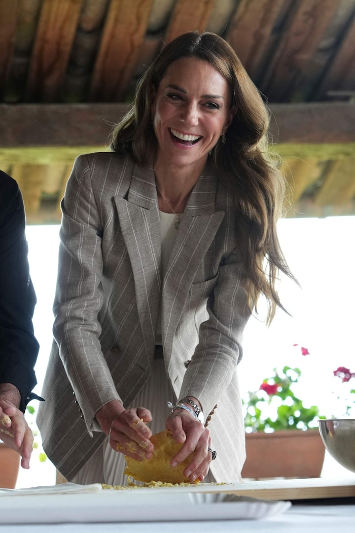 Prinzessin Kate beim Kneten des Pasta-Teigs ...