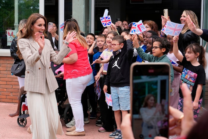 Die Prinzessin wird am zweiten Tag ihrer Reise von Vorschulkindern im Empfang genommen.