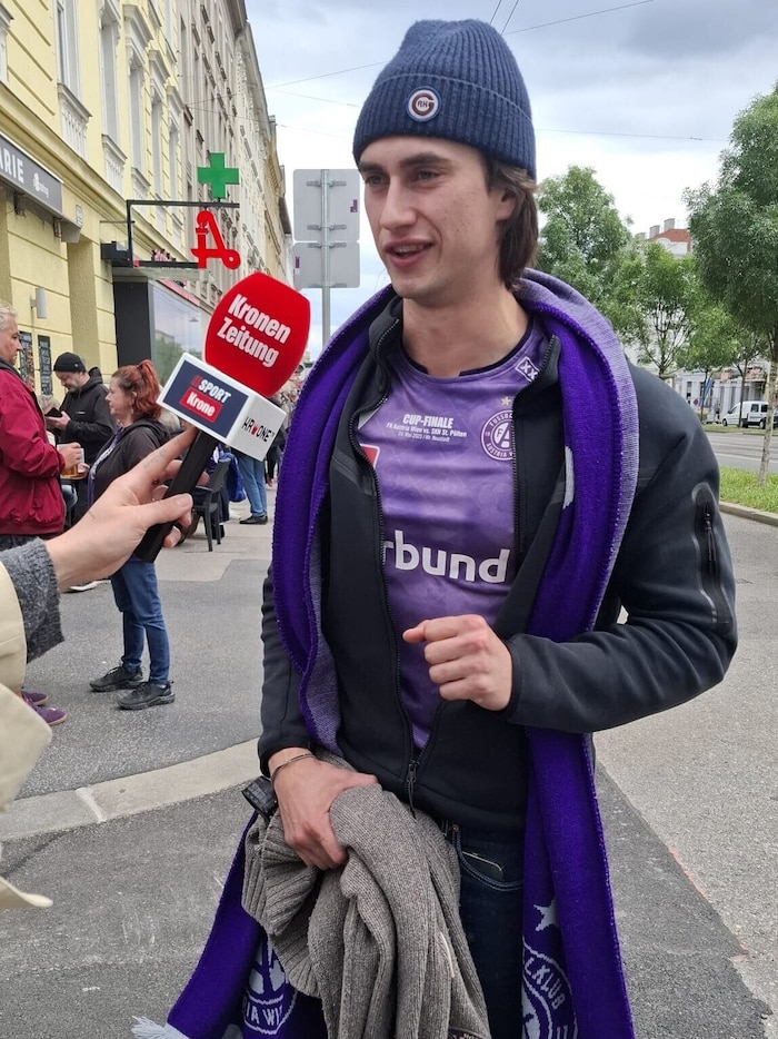 Valentin, Bruder von Austria-Stütze Louise Schöffel, war schon vor dem Match guter Dinge.