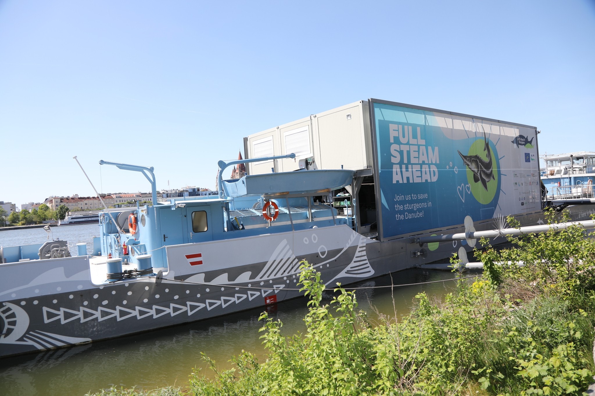 Die MS Negrelli, einst Arbeitsschiff der Donau, heute schwimmende Rettungsstation.