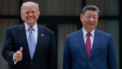 Für US-Präsident Donald Trump (li.) scheint sein Besuch bei Xi Jinping in Pekinf hocherfreulich ...