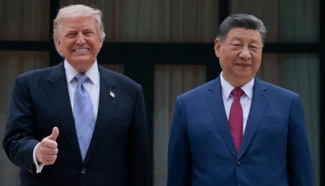 Für US-Präsident Donald Trump (li.) scheint sein Besuch bei Xi Jinping in Pekinf hocherfreulich ...