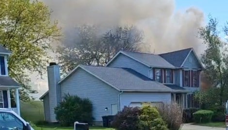 Im US-Bundesstaat Ohio ist ein Flugzeug auf ein Wohnhaus gestürzt.