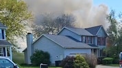 Im US-Bundesstaat Ohio ist ein Flugzeug auf ein Wohnhaus gestürzt.