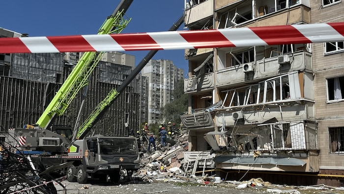 Zur Beseitigung der zerstörten Gebäudeteile werden Kräne eingesetzt.