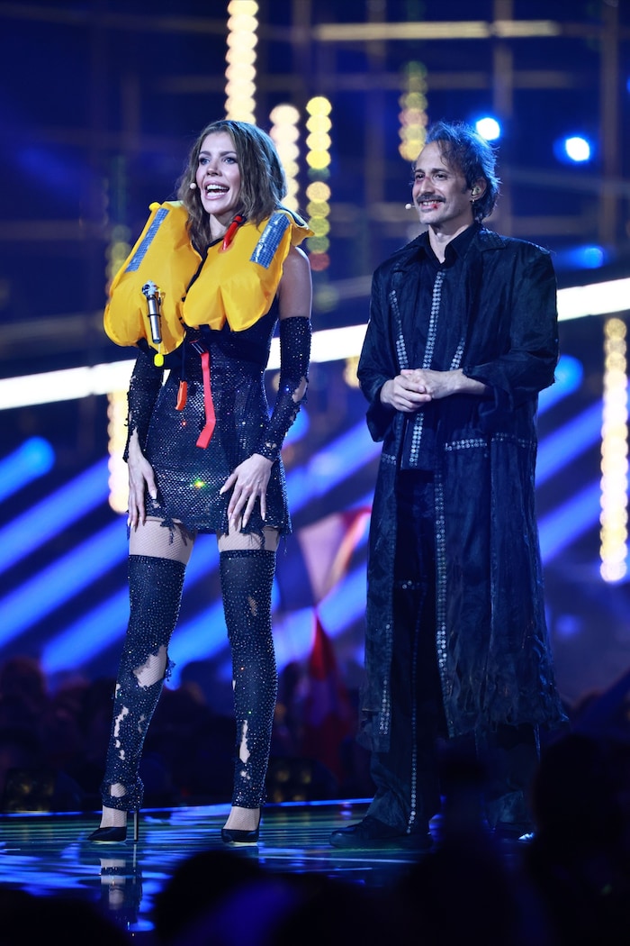 Victoria Swarovski startete im Glitzer-Mini und mit Schwimmweste in das zweite Halbfinale.