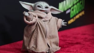 Grogu sorgt auf dem roten Teppich der Premiere von „The Mandalorian and Grogu“ im TCL Chinese ...
