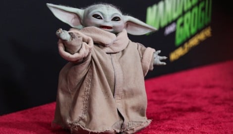 Grogu sorgt auf dem roten Teppich der Premiere von „The Mandalorian and Grogu“ im TCL Chinese ...