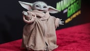 Grogu sorgt auf dem roten Teppich der Premiere von „The Mandalorian and Grogu“ im TCL Chinese ...