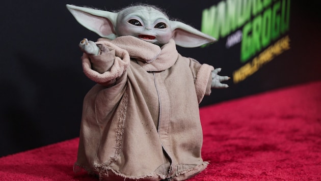 Grogu sorgt auf dem roten Teppich der Premiere von „The Mandalorian and Grogu“ im TCL Chinese ...