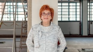 VALIE EXPORT bei der Einrichtung des Centers in der Linzer Tabakfabrik, 2017