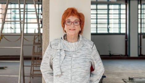 VALIE EXPORT bei der Einrichtung des Centers in der Linzer Tabakfabrik, 2017