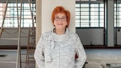 VALIE EXPORT bei der Einrichtung des Centers in der Linzer Tabakfabrik, 2017