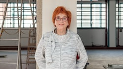 VALIE EXPORT bei der Einrichtung des Centers in der Linzer Tabakfabrik, 2017