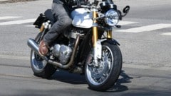 Zwei Motorradfahrer (Symbolbild) und eine Mopedfahrerin wurden bei Unfällen verletzt.