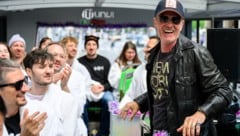 John Jürgens mit den Mitgliedern des ESC-Fanclubs in Udo-Jürgens-Bademänteln