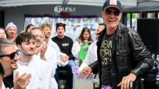 John Jürgens mit den Mitgliedern des ESC-Fanclubs in Udo-Jürgens-Bademänteln
