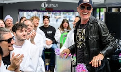 John Jürgens mit den Mitgliedern des ESC-Fanclubs in Udo-Jürgens-Bademänteln