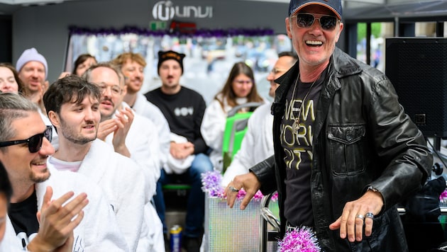 John Jürgens mit den Mitgliedern des ESC-Fanclubs in Udo-Jürgens-Bademänteln an