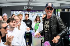 John Jürgens mit den Mitgliedern des ESC-Fanclubs in Udo-Jürgens-Bademänteln