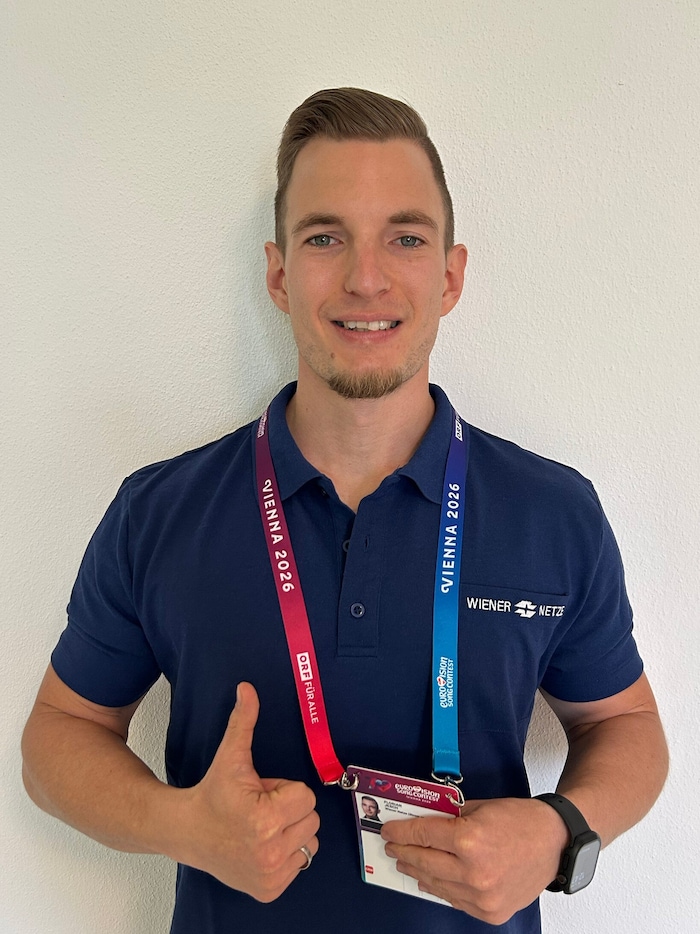 Netztechniker Florian Jesch ist direkt im Backstage-Technikbereich der Stadthalle.