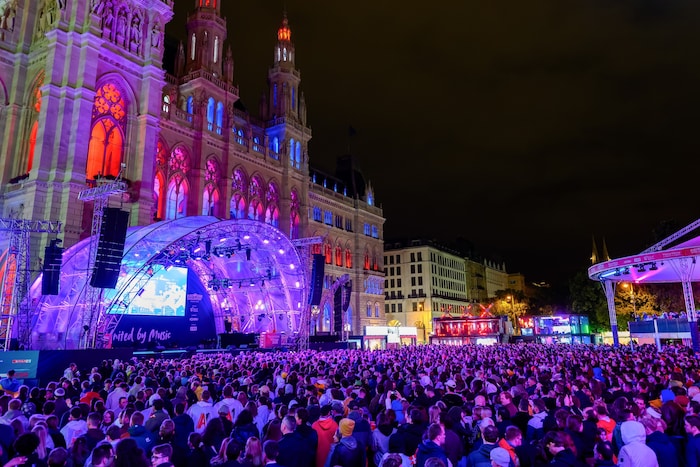 Auch in der größten Fanzone, im Eurovision Village am Rathausplatz, wird es heute Abend wieder ...