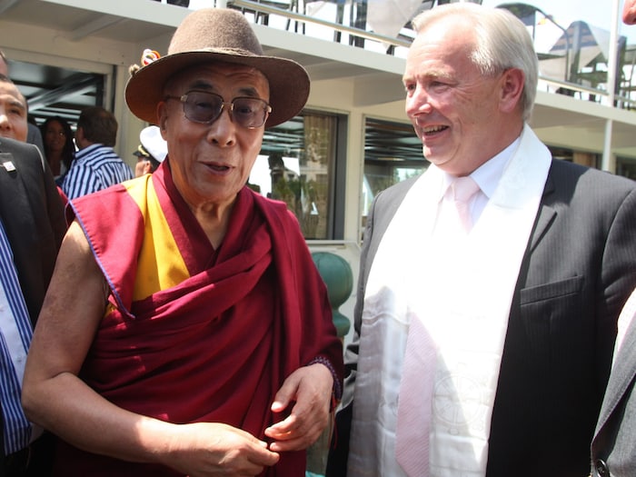 Dalai Lama bei seinem Kärnten-Besuch mit Alt-Landeshauptmann Gerhard Dörfler. Das geistliche ...