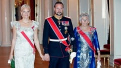 (v.l.n.r.) Kronprinzessin Mette‑Marit, Kronprinz Haakon und Prinzessin Astrid schreiten beim ...